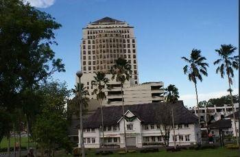 The Apartments At Merdeka Palace Hotel Кучинг Екстериор снимка