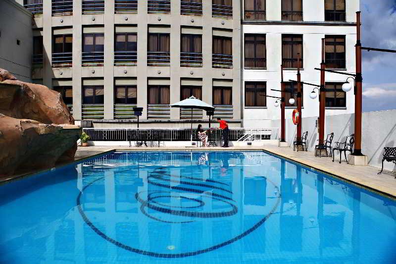The Apartments At Merdeka Palace Hotel Кучинг Екстериор снимка