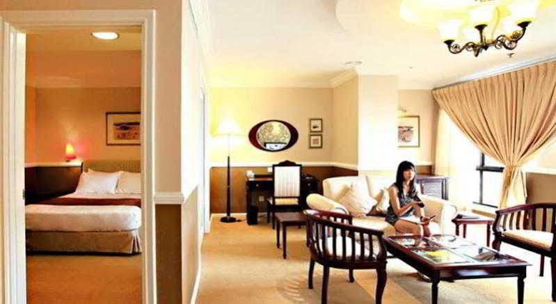 The Apartments At Merdeka Palace Hotel Кучинг Екстериор снимка